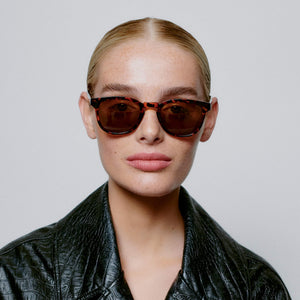 Sunglasses in Bate Demi Tortoise Brown
