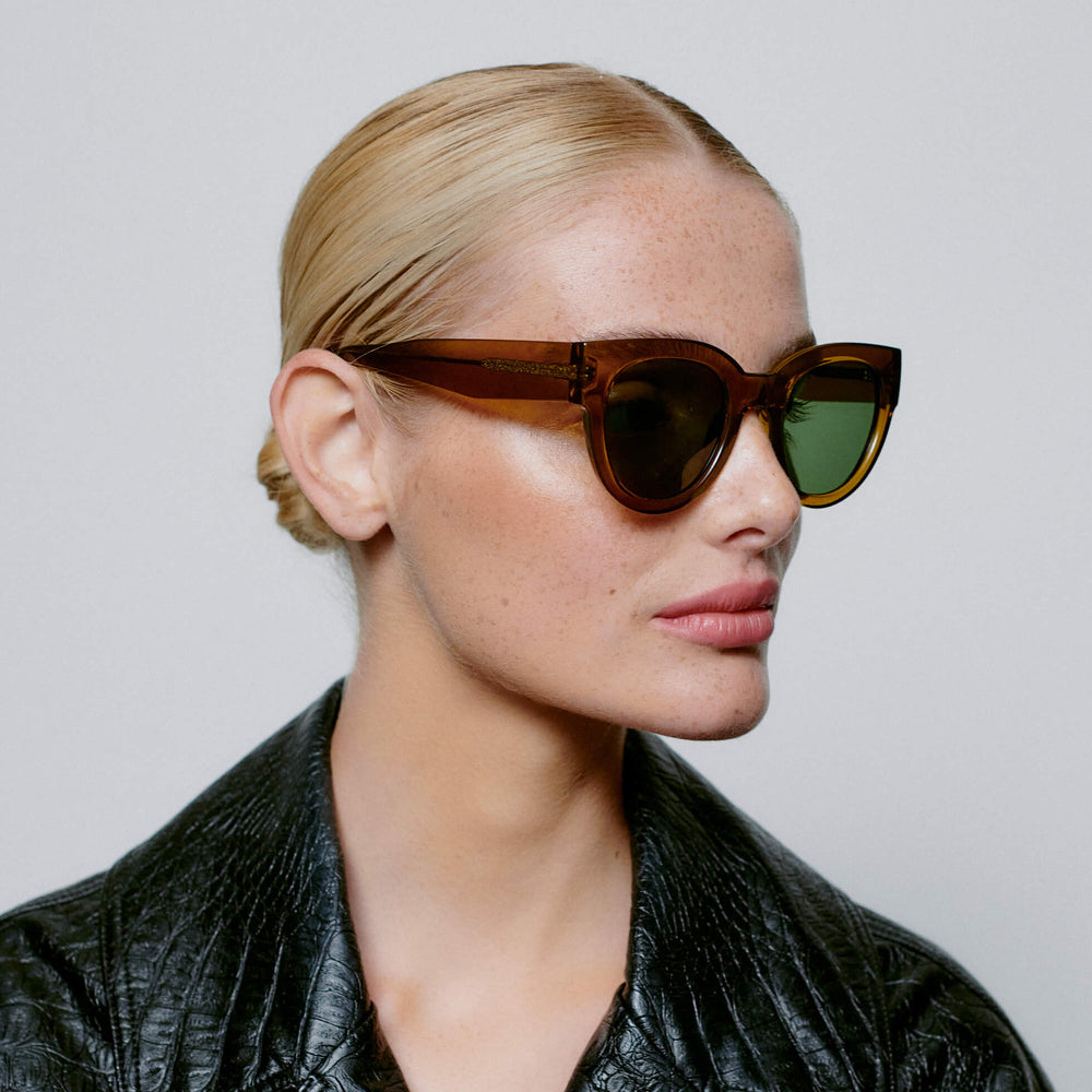 
            
                Load image into Gallery viewer, Sunglasses Round Lilly in Smoke Transparent
            
        