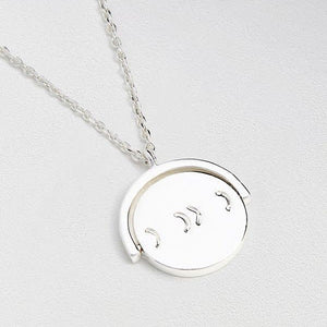 Necklace with a spinning 'XOXO' pendant in silver