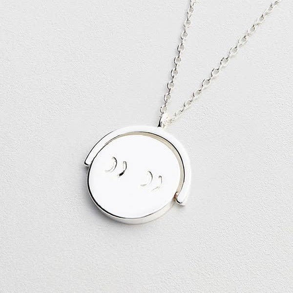 Necklace with a spinning 'XOXO' pendant in silver