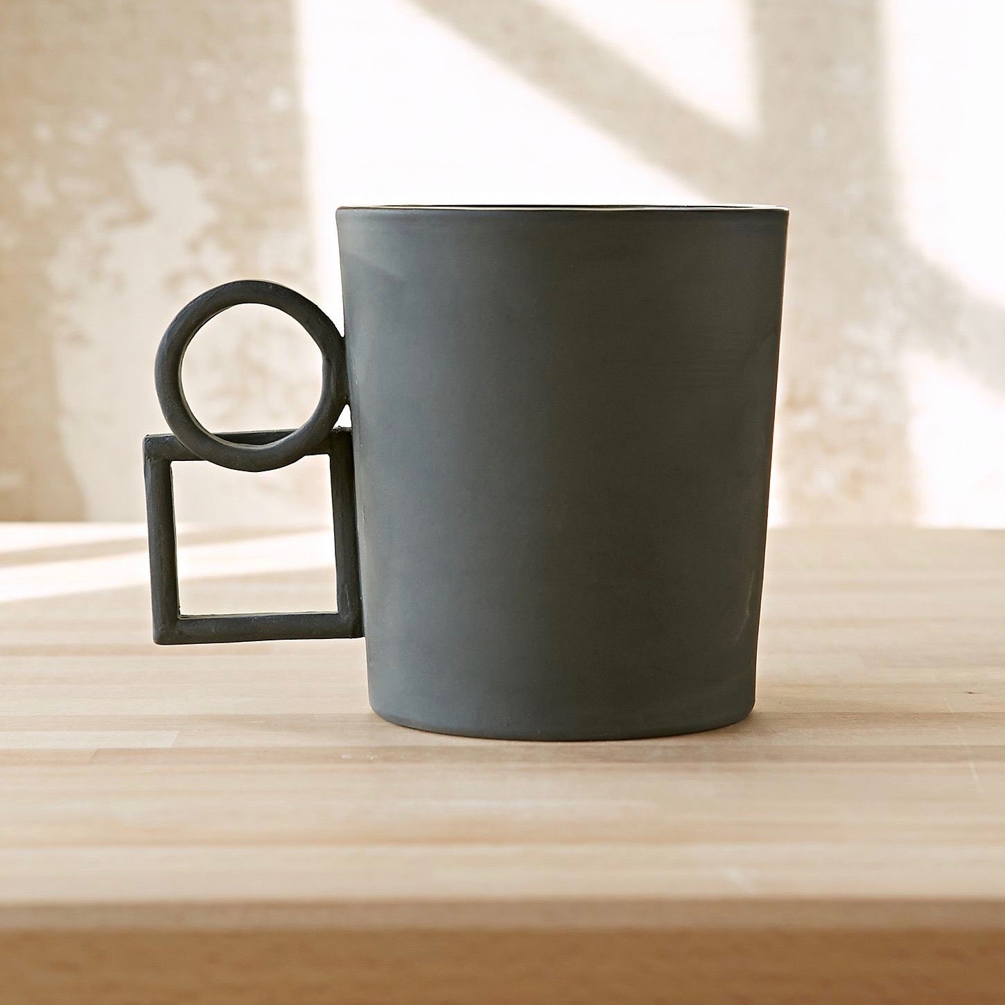 Geometric square and circle contrasting handle mug 'Alwin' in dark grey