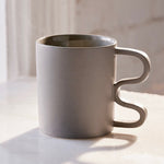 Geometric wave handle mug 'Annika' in medium grey