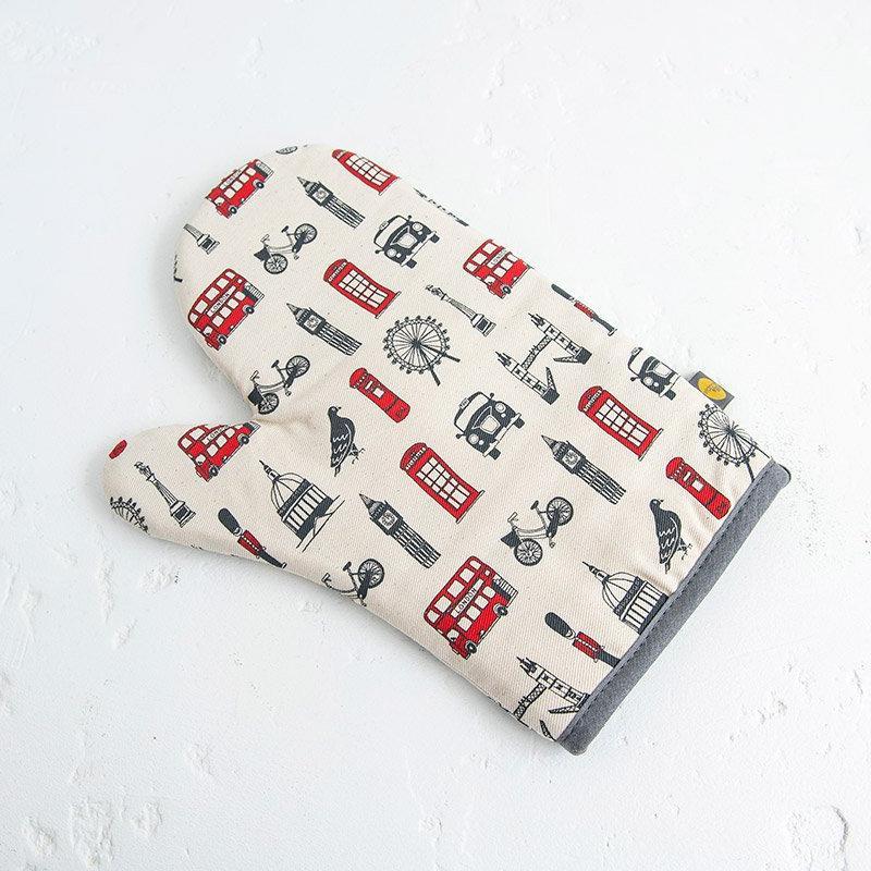 Oven mitt with London Icons souvenir gift in white