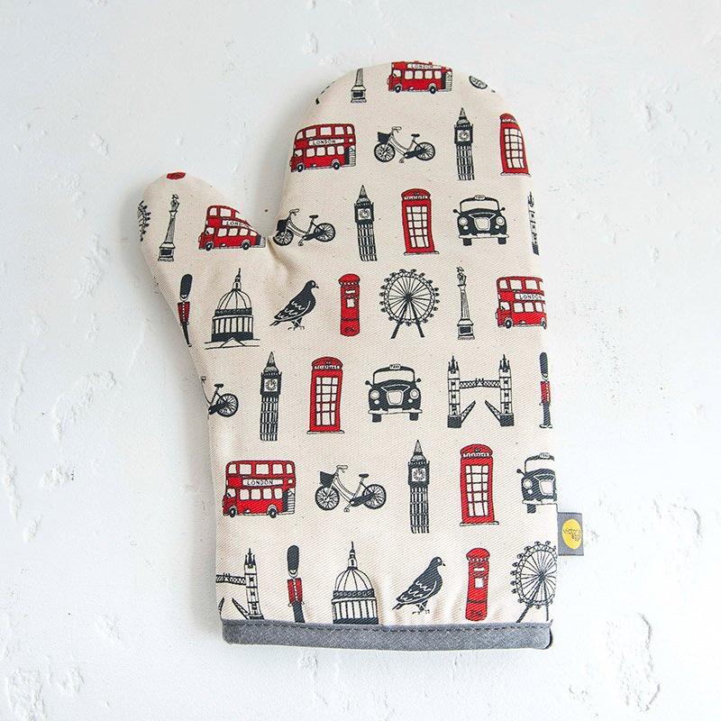 Oven mitt with London Icons souvenir gift in white