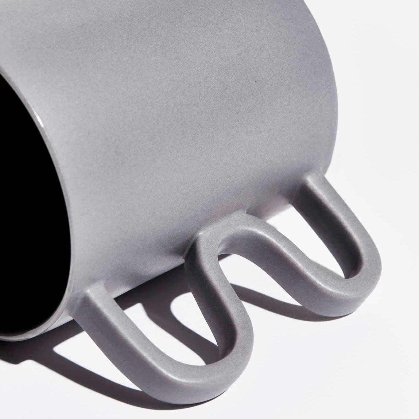 Geometric wave handle mug 'Annika' in medium grey