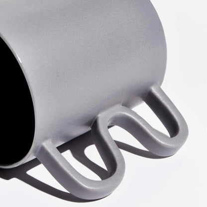 Geometric wave handle mug 'Annika' in medium grey