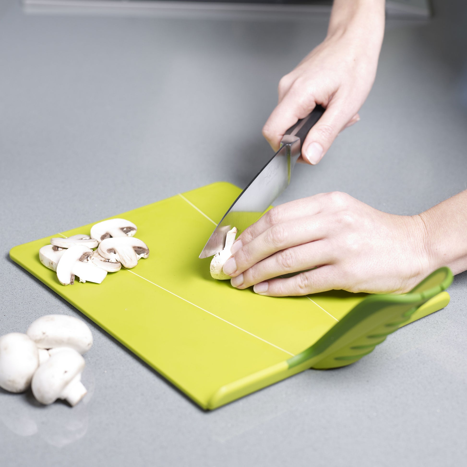 Mini "Chop2Pot" chopping board - green