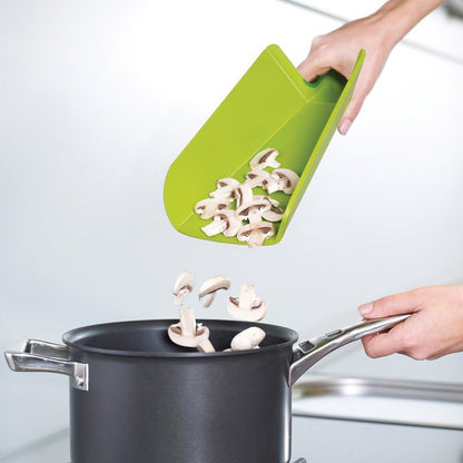 Mini "Chop2Pot" chopping board - green