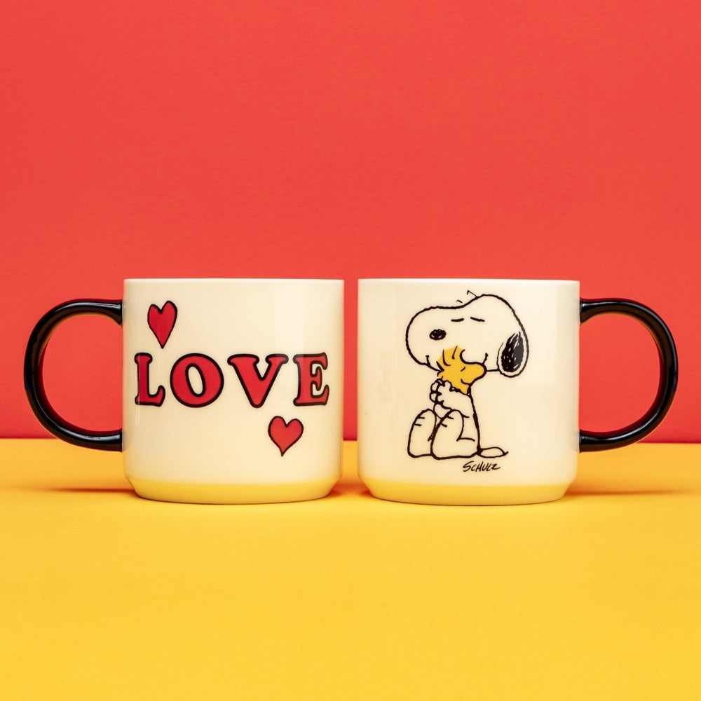 Mug with Snoopy Peanuts Comic 'Love' in white and black